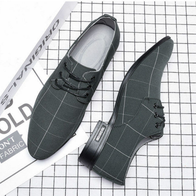 Paar grauer karierter Schuhe auf Gitterhintergrund