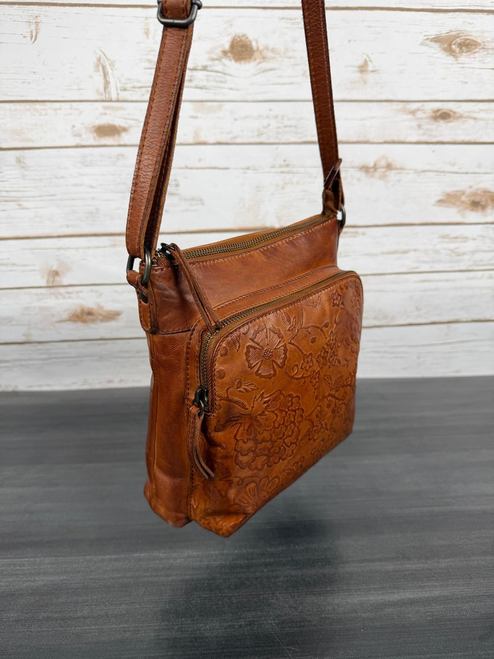 Borsa a travolla in pelle in rilievo MET Flower 