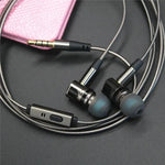 846 auriculares de metal en el oído