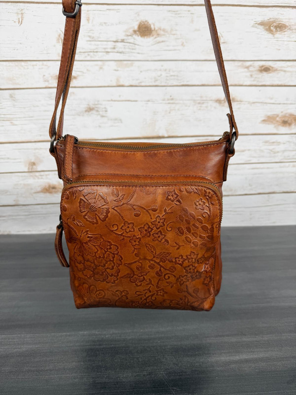 Borsa a travolla in pelle in rilievo MET Flower 