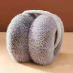 A orejas plegables para calidez mujeres encantadoras en invierno