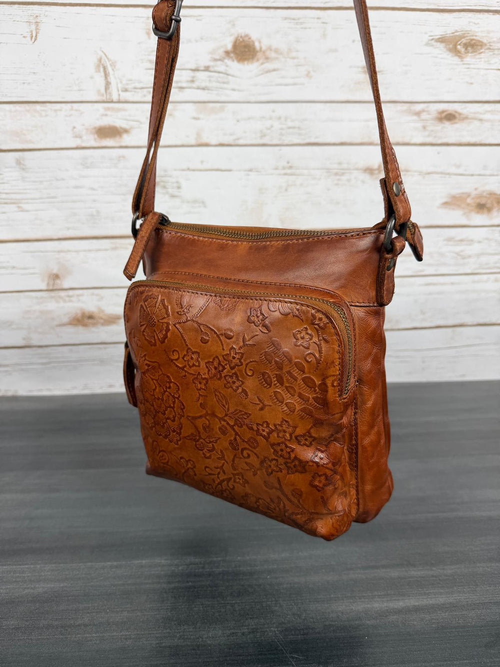 Borsa a travolla in pelle in rilievo MET Flower 