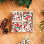 Colgante de decoraciones navideñas de madera.
