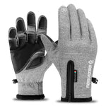 Guantes grises con detalles negros sobre un fondo blanco
