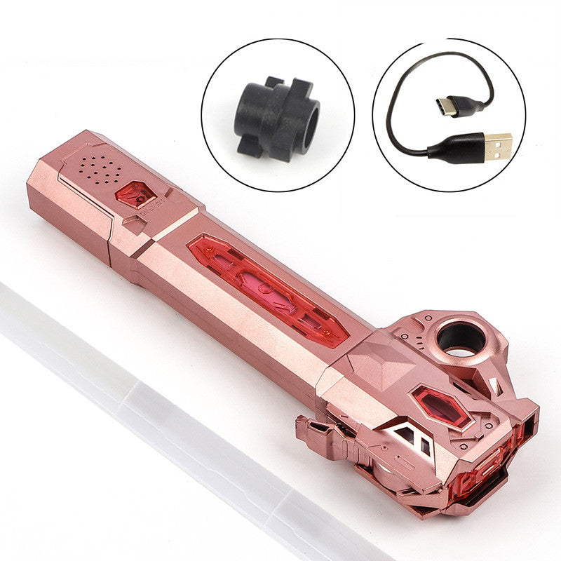 Dispositivo elettronico color oro rosa con accenti rossi e piccoli componenti su sfondo bianco
