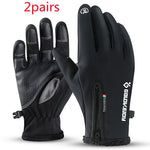 Par de guantes negros con un logotipo de la marca sobre un fondo blanco