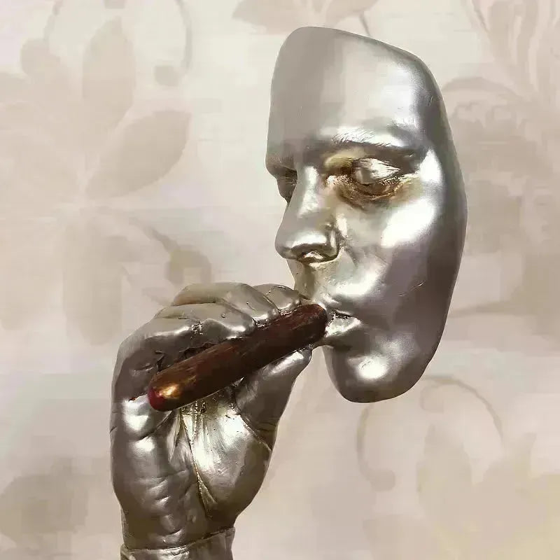 الرجعية المتأملين مجردة النحت رجل تدخين السيجار وجه تمثال.