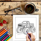 Ausmalbuch mit einem Truck-Design, Buntstiften, einer Tasse Kaffee und einer Brille auf einer Holzoberfläche.