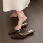 Sandalias deslizantes de satén estilo francés para mujer, con punta en forma de punta adornada con strass brillantes, tacón bajo y estilo mule sin cierre, Nueva colección de verano 2025, ropa de exterior de alta gama 