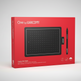 Wacom One by Wacom Creative Pen Tablet Handelsverpackung in leuchtendem Rot mit einer schwarzen Tablet-Illustration und Stiftgrafik auf der Vorderseite, fotografiert auf einem hellgrauen Studiohintergrund.