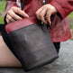 Borsa a tracolla regolabile Derek Alexander con scomparto principale a zip larga 