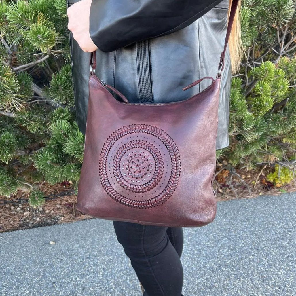 Sac fourre-tout en cuir MET Floral Stitch avec bandoulière réglableEX-STOCK Canada 