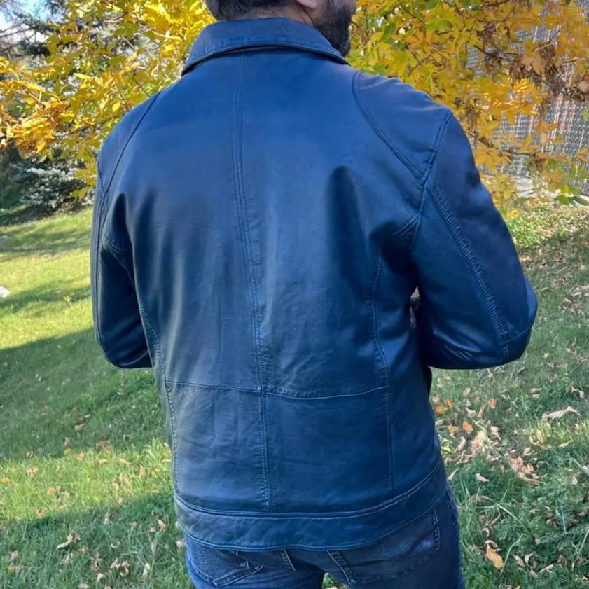 سترة رجالية من جلد الحمل مع جيوب صدر بسحّابينEX-STOCK Canada 