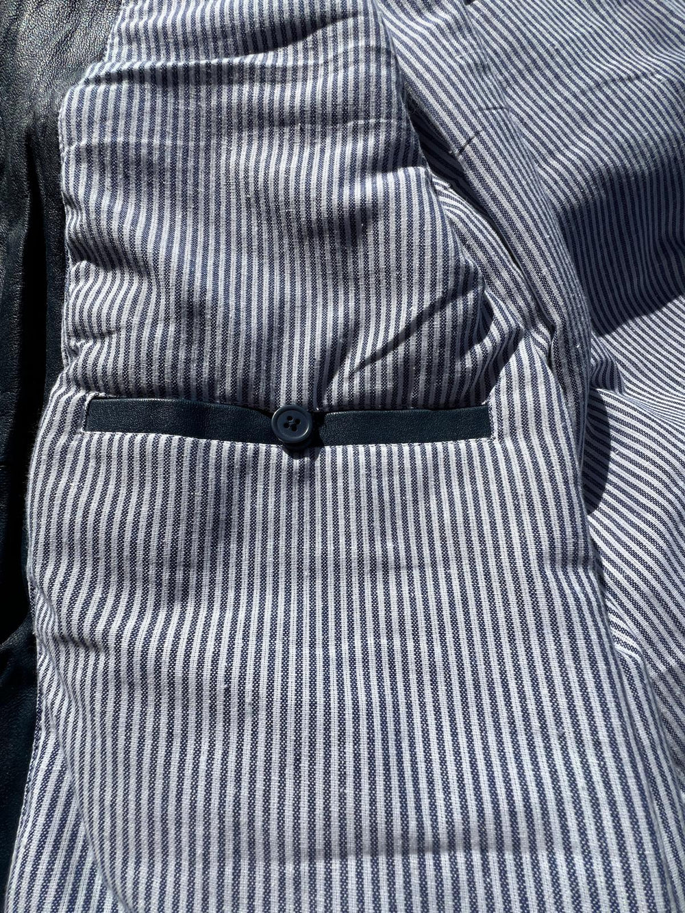 سترة رجالية من جلد الحمل مع جيوب صدر بسحّابينEX-STOCK Canada 