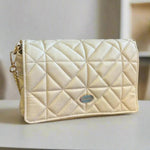 Bolso bandolera de cuero suave acolchado con correa de cadena | EX-STOCK Canada 