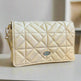 Bolso bandolera de cuero suave acolchado con correa de cadena | EX-STOCK Canada 