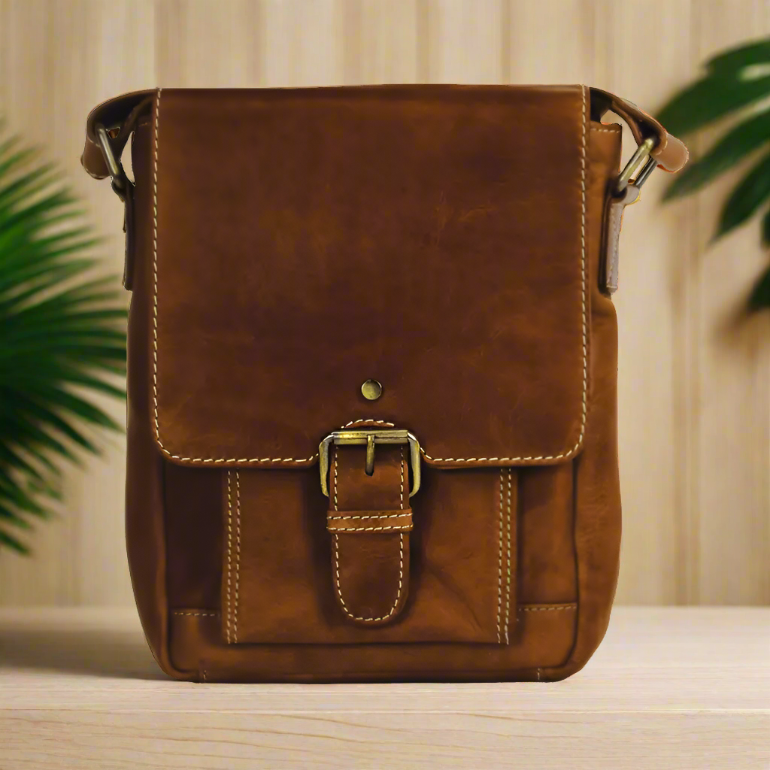 Sac en cuir Rugged Earth avec rabat avant et boucleEX-STOCK Canada 