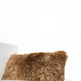 Housse de coussin rectangulaire en peau de mouton islandaise brune tondueEX-STOCK Canada 