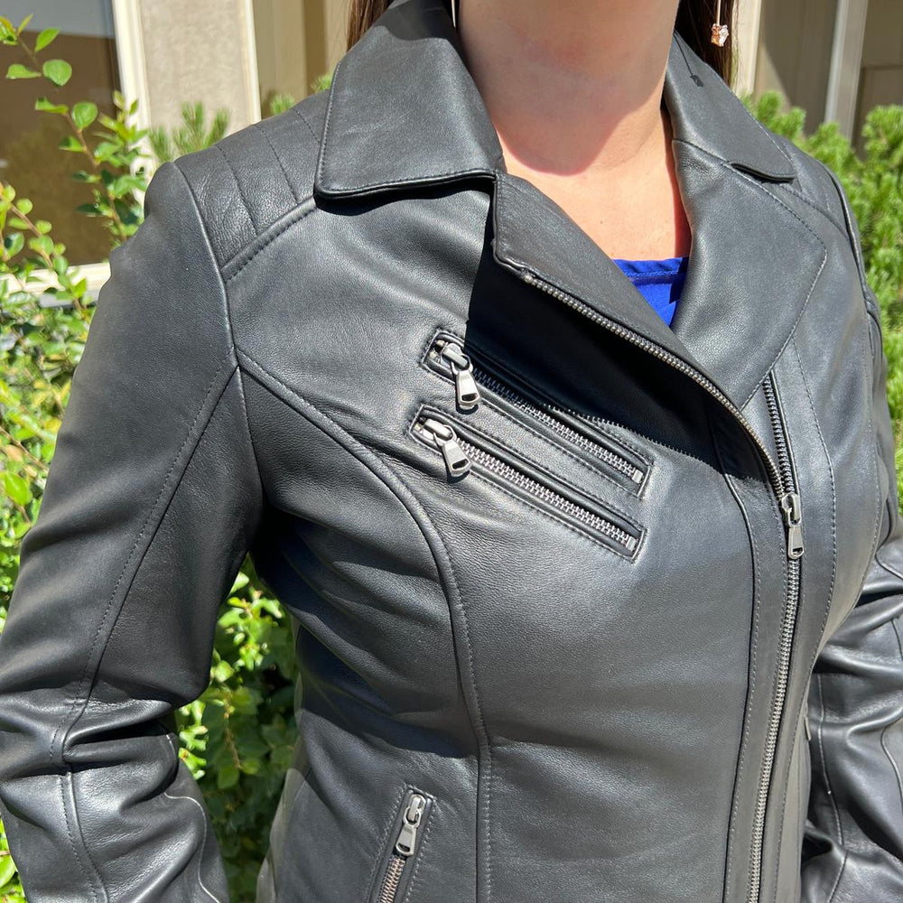 Damen-Lammleder-Bikerjacke mit asymmetrischem Kragen und gesteppter SchulterpartieEX-STOCK Canada 