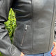 Damen-Lammleder-Bikerjacke mit asymmetrischem Kragen und gesteppter SchulterpartieEX-STOCK Canada 