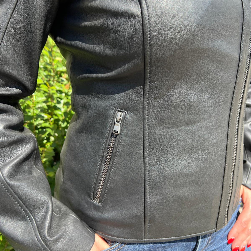 Damen-Lammleder-Bikerjacke mit asymmetrischem Kragen und gesteppter SchulterpartieEX-STOCK Canada 