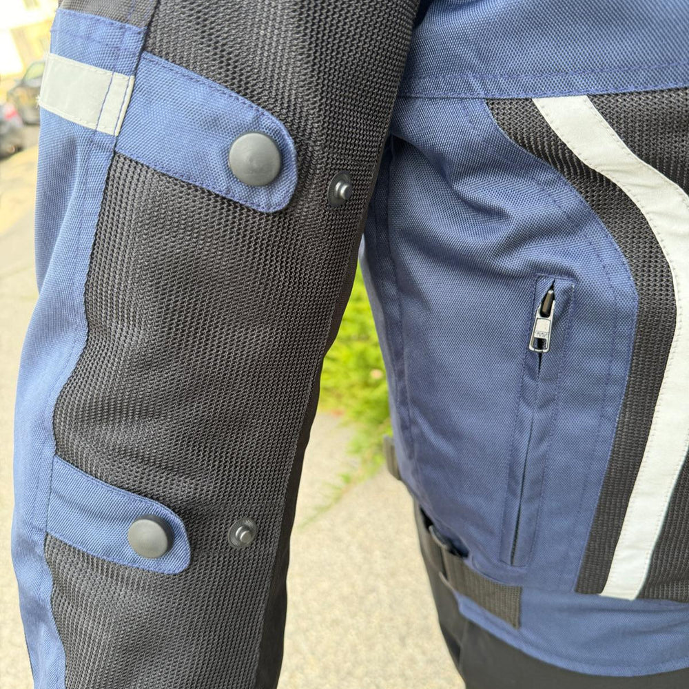 سترة دراجات نارية رجالية من القماش. درع واقٍ، أشرطة عاكسة وعدة جيوبEX-STOCK Canada 