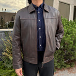 Chaqueta de cuero de cordero para hombre. Color marrón, corte clásico, con cremallera completa y bolsillos lateralesEX-STOCK Canada 