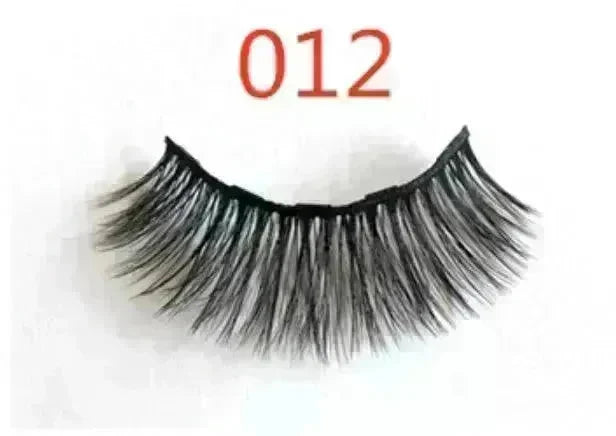 A Pair Of False Eyelashes With Magnets In Fashion - EX-STOCK CANADA