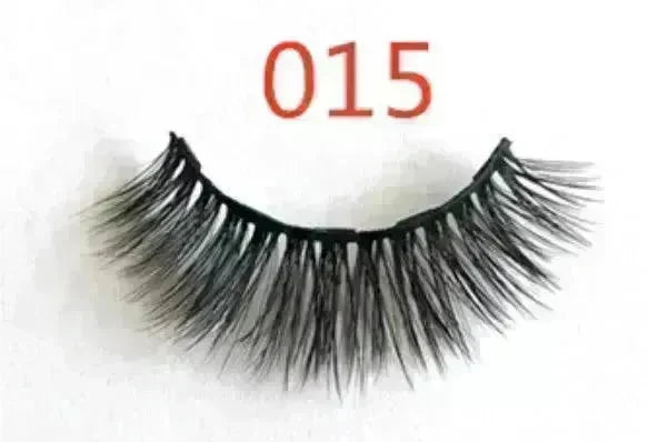 A Pair Of False Eyelashes With Magnets In Fashion - EX-STOCK CANADA