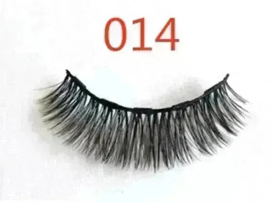 A Pair Of False Eyelashes With Magnets In Fashion - EX-STOCK CANADA