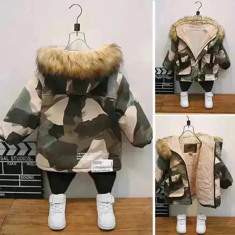 Garçon à la veste rembourrée de camouflage d'hiver de style étranger