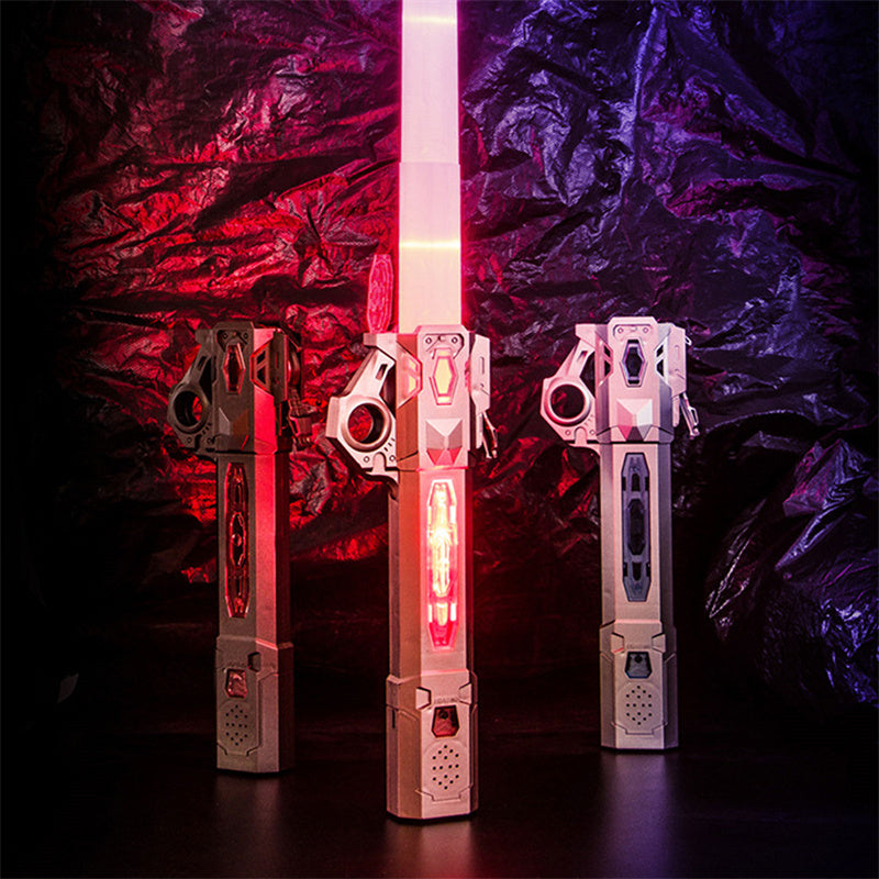 Tre spade laser futuristiche con lame luminose su sfondo scuro e texturizzato.