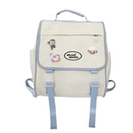 Mochila beige con pegatinas de personajes de dibujos animados sobre un fondo blanco