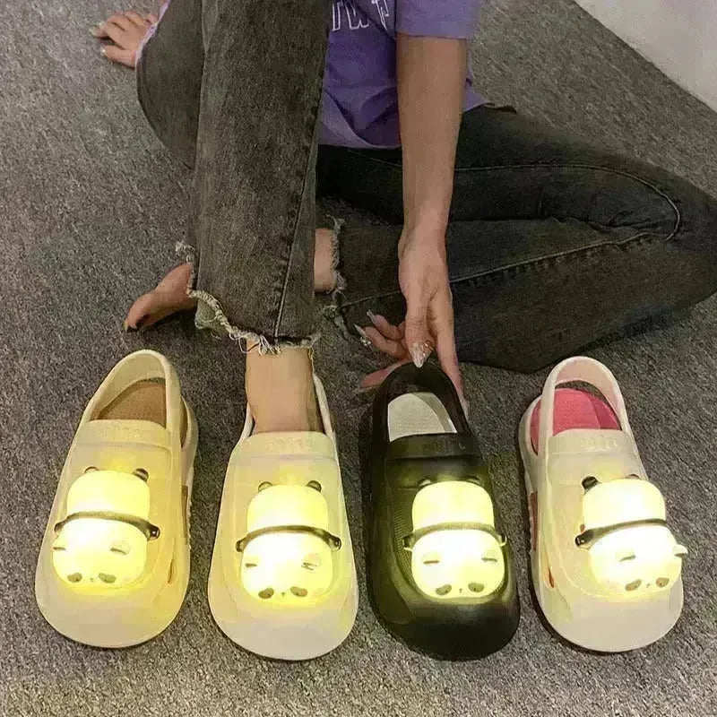 2025 Slippista carina con lampada Panda Summer Croc Sandals Femme Light Funny Woman Cash Home Slifors Scarpe