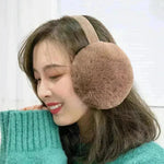 A orejas plegables para calidez mujeres encantadoras en invierno