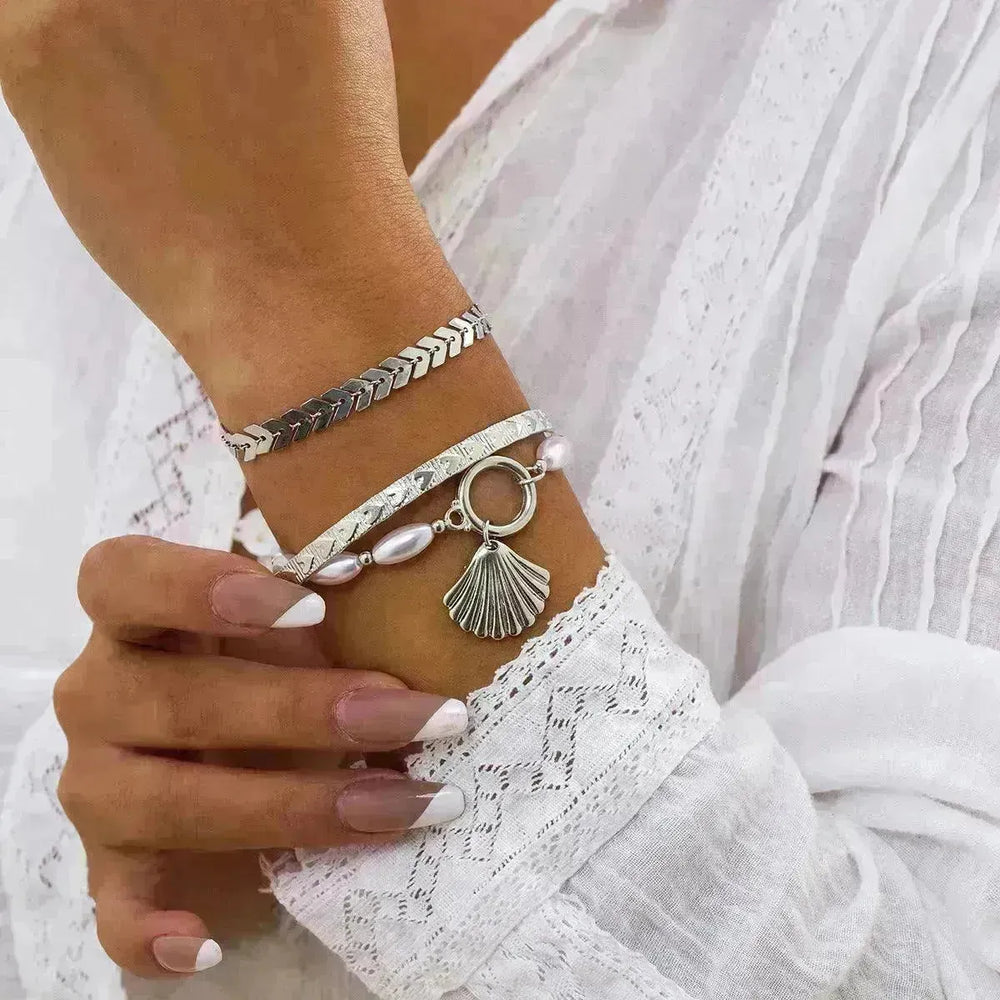 Faux Pearl Vintage Metal Scallop Pendant Bracelet - EX-STOCK CANADA