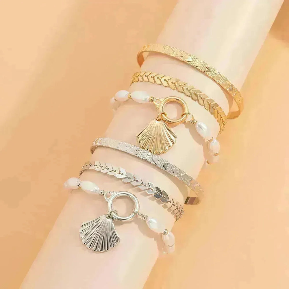 Faux Pearl Vintage Metal Scallop Pendant Bracelet - EX-STOCK CANADA