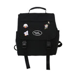 Mochila negra con parches coloridos sobre un fondo blanco