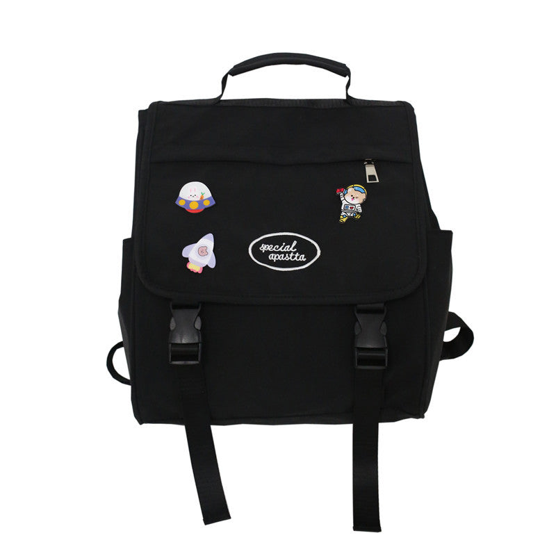 Sac à dos noir avec des patchs colorés sur fond blanc.